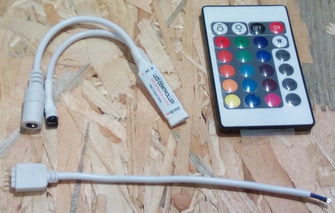 RGB LED контроллер полосы   4-контактный штекер, соединяющий контроллер светодиодных лент RGB с «четырьмя оголенными проводами»